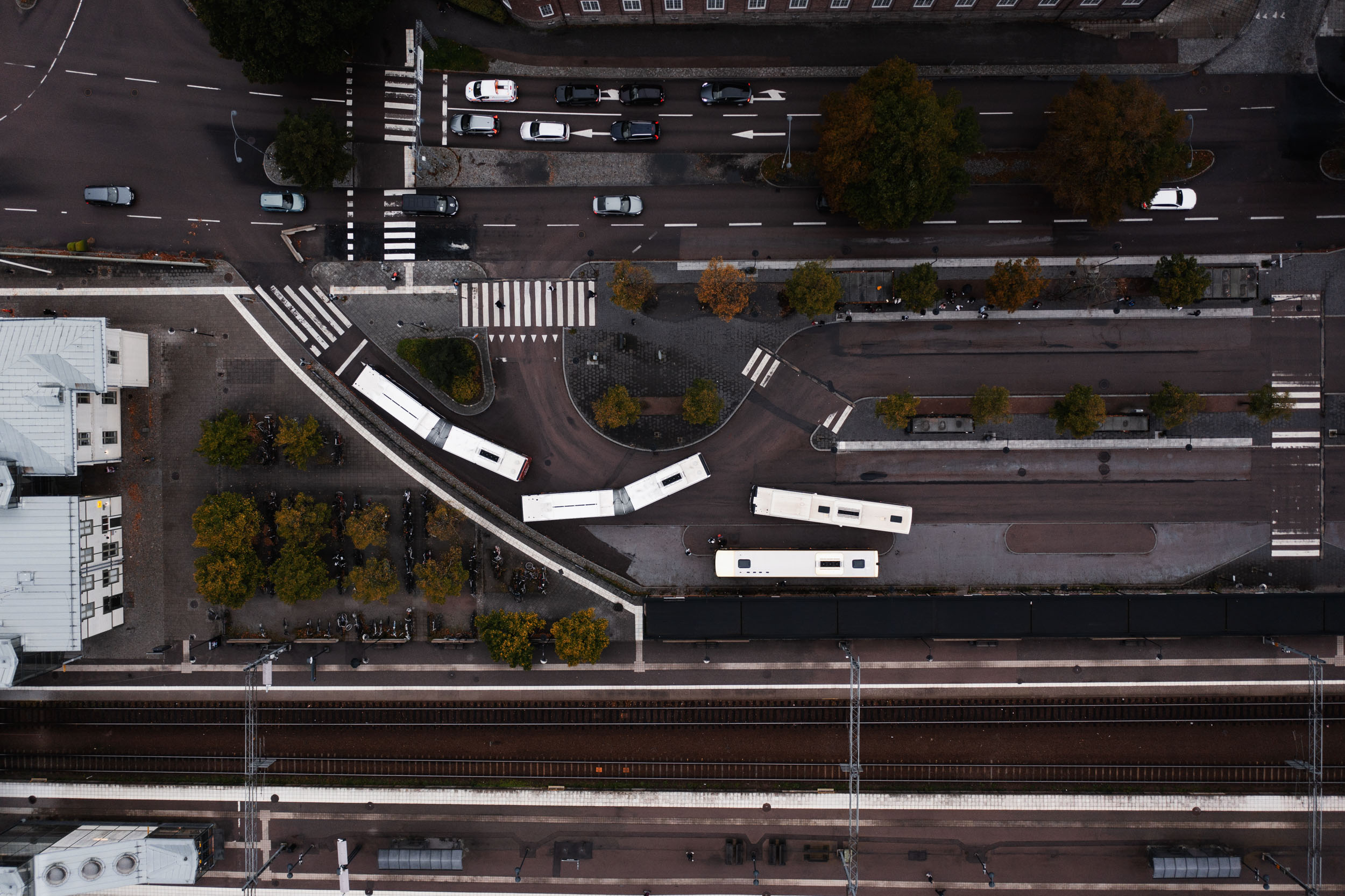 Drönarbild tagen ovanifrån Västerås resecentrum och busstorg, där man ser flera bussar som navigerar mellan hållplatserna.