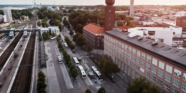 Drönarfoto som visar Västerås Central i solnedgång.